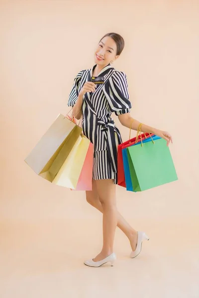 从百货商店买了很多购物袋的漂亮的年轻亚洲女人的画像 — 图库照片
