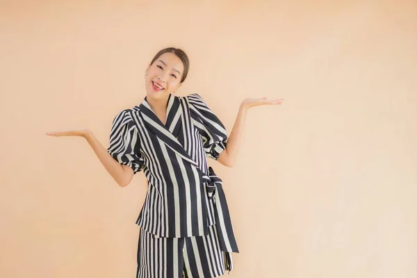 Retrato Hermosa Joven Asiática Mujer Sonrisa Feliz Marrón Aislado Fondo — Foto de Stock