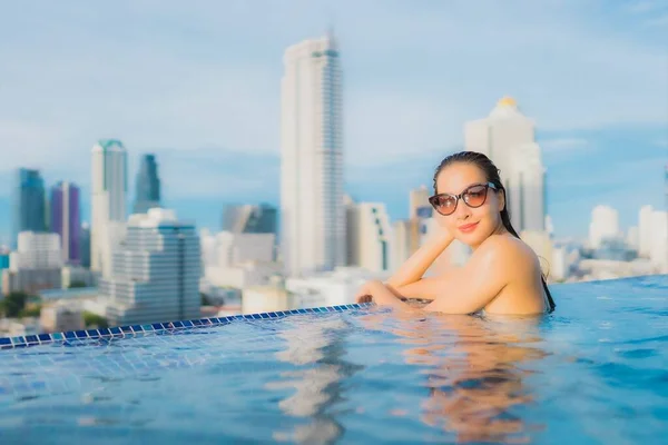 Retrato Hermosa Joven Mujer Asiática Relajarse Feliz Sonrisa Ocio Alrededor —  Fotos de Stock