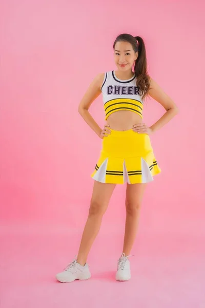 Portret Mooie Jonge Aziatische Vrouw Cheerleader Roze Geïsoleerde Achtergrond — Stockfoto