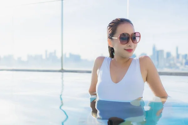 Retrato Bonito Jovem Asiático Mulher Relaxar Lazer Torno Piscina Férias — Fotografia de Stock