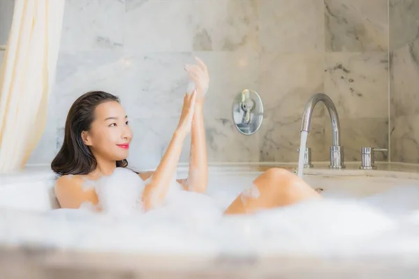 Retrato Bonito Jovem Asiático Mulher Relaxar Tomar Banho Banheira Banheiro — Fotografia de Stock