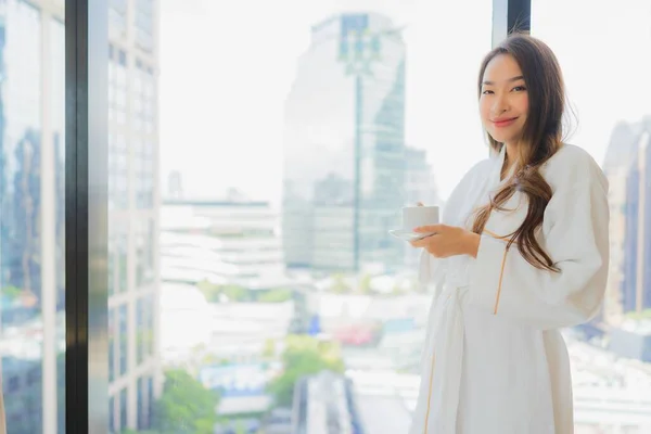 Porträt Schöne Junge Asiatische Frau Halten Kaffeetasse Mit Blick Auf — Stockfoto