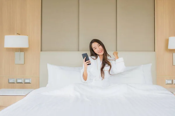 Yatak Odasının Içinde Akıllı Cep Telefonlu Güzel Asyalı Kadın Portresi — Stok fotoğraf