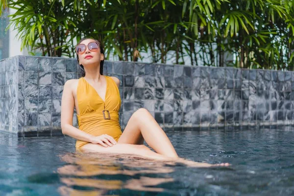 Retrato Bonito Jovem Asiático Mulher Relaxar Lazer Torno Piscina Hotel — Fotografia de Stock