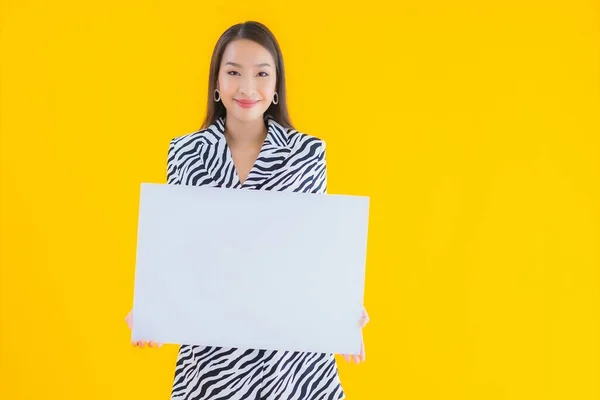 Portrait Beautiful Young Asian Woman Smile Show Empty White Billboard — Stock Photo, Image