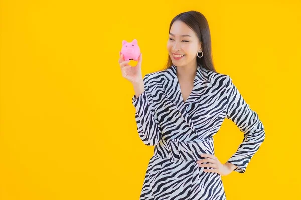 Portret Mooie Jonge Aziatische Vrouw Met Spaarvarken Bank Geld Geld — Stockfoto