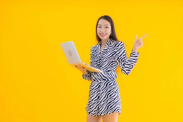 Portret Piękna Młoda Azjatycka Kobieta Używać Laptopa Żółtym Odizolowanym Tle — Zdjęcie stockowe