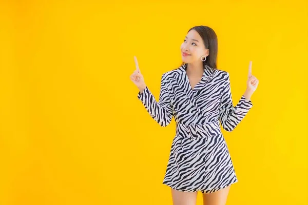 Retrato Bonito Jovem Asiático Mulher Sorriso Feliz Com Ação Amarelo — Fotografia de Stock