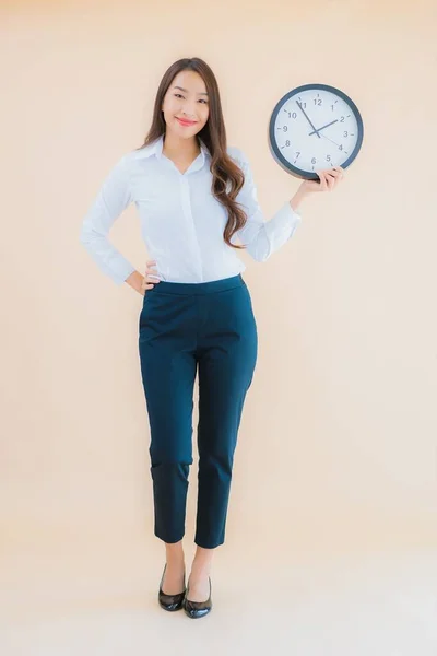Retrato Bonito Jovem Asiático Mulher Mostrar Alarme Relógio Isolado Cor — Fotografia de Stock