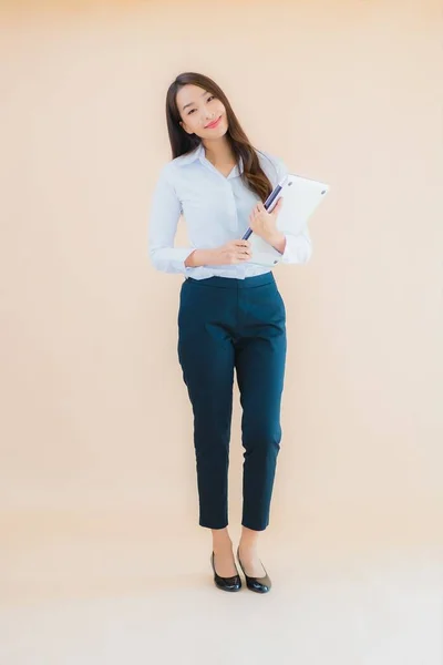 Retrato Hermosa Joven Asiática Mujer Con Ordenador Portátil Para Trabajo — Foto de Stock