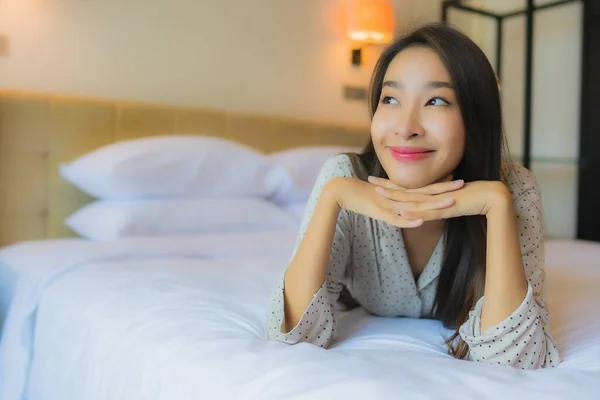 Портрет Красивая Молодая Азиатская Женщина Улыбка Счастливый Отдых Кровати Интерьере — стоковое фото