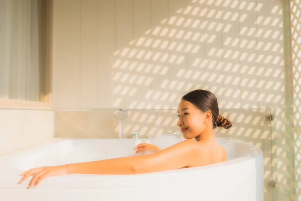 Retrato Joven Asiática Mujer Relajarse Tomar Baño Bañera Para Spa — Foto de Stock