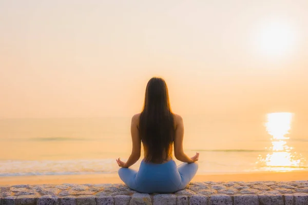 Retrato Joven Asiático Mujer Hacer Meditación Alrededor Mar Playa Océano — Foto de Stock