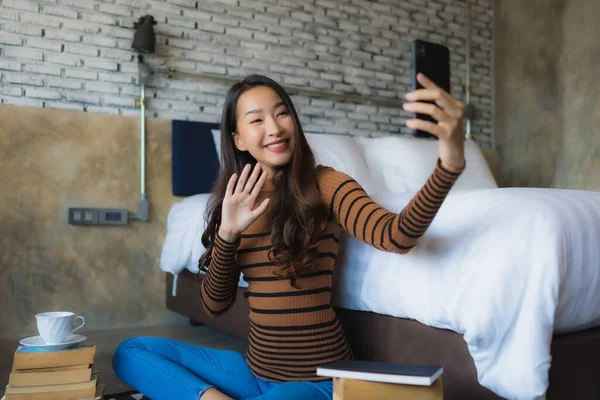 Giovane Donna Asiatica Utilizzando Smart Telefono Cellulare Con Leggere Libro — Foto Stock