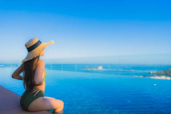 Bonito Jovem Asiático Mulheres Feliz Sorriso Relaxar Redor Piscina Livre — Fotografia de Stock