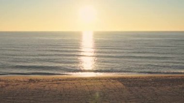 Güzel dalgalı denizin sakin görüntüleri.