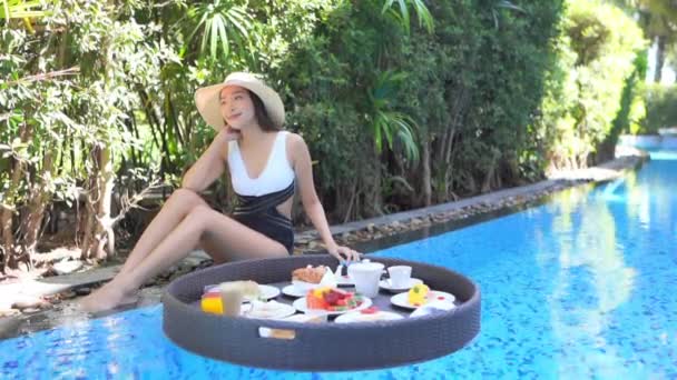 Retrato Bonito Jovem Asiático Mulher Feliz Sorriso Relaxar Piscina Livre — Vídeo de Stock