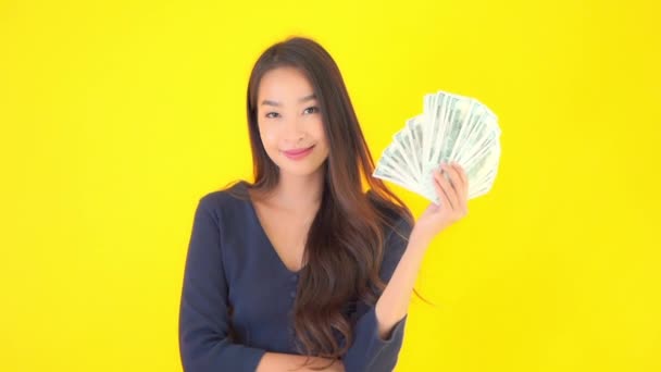 Sarıda Izole Edilmiş Bir Miktar Parayla Güzel Bir Asyalı Kadının — Stok video