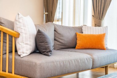 Oturma odasının iç tarafındaki kanepede yastık süsleme ve rahatlama için