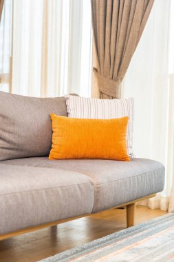 Oturma odasının iç tarafındaki kanepede yastık süsleme ve rahatlama için