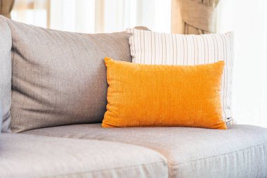 Oturma odasının iç tarafındaki kanepede yastık süsleme ve rahatlama için