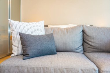 Oturma odasının iç tarafındaki kanepede yastık süsleme ve rahatlama için