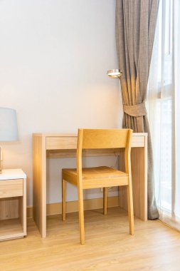 Odanın içi ahşap masa ve sandalye dekorasyonu ile dolu.