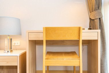 Odanın içi ahşap masa ve sandalye dekorasyonu ile dolu.