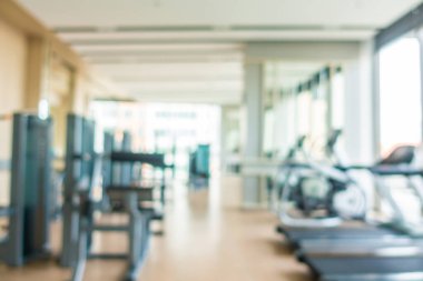 Beden eğitimi odasının içinde arka plan için soyut bulanıklık çözücü fitness ekipmanı