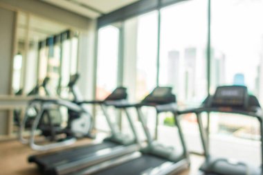 Beden eğitimi odasının içinde arka plan için soyut bulanıklık çözücü fitness ekipmanı