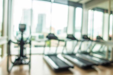 Beden eğitimi odasının içinde arka plan için soyut bulanıklık çözücü fitness ekipmanı