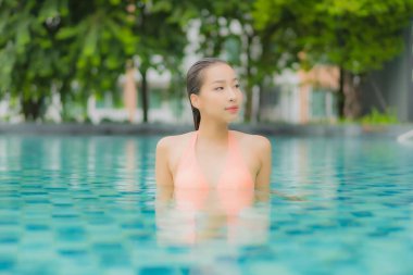 Güzel bir Asyalı kadın portresi. Rahatlayın. Rahatınıza bakın.