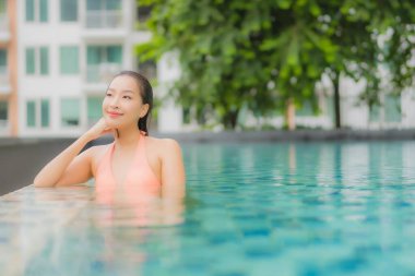 Güzel bir Asyalı kadın portresi. Rahatlayın. Rahatınıza bakın.