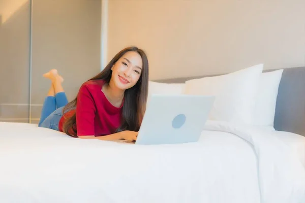 Portré Gyönyörű Fiatal Ázsiai Használ Laptop Számítógép Ágyban Hálószoba Belső — Stock Fotó