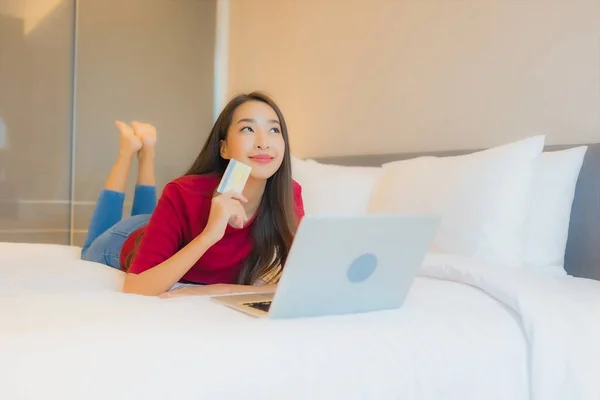 Retrato Hermosa Joven Mujer Asiática Uso Ordenador Portátil Con Tarjeta — Foto de Stock