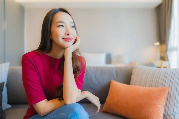 Porträtt Vacker Ung Asiatisk Kvinna Koppla Leende Soffan Vardagsrummet Inredning — Stockfoto