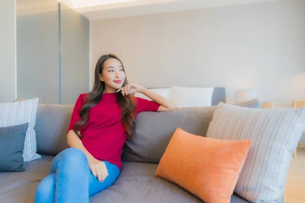 Portrait Belle Jeune Femme Asiatique Détendre Sourire Sur Canapé Dans — Photo