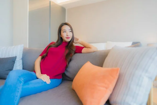 Retrato Hermosa Joven Mujer Asiática Relajarse Sonrisa Sofá Sala Estar —  Fotos de Stock