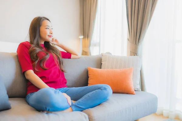 Retrato Hermosa Joven Mujer Asiática Relajarse Sonrisa Sofá Sala Estar —  Fotos de Stock
