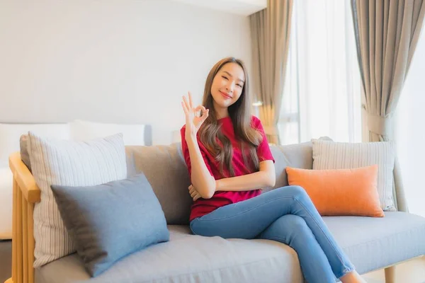 Retrato Bonito Jovem Asiático Mulher Relaxar Sorriso Sofá Sala Estar — Fotografia de Stock