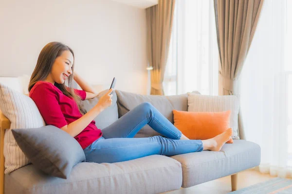 Porträt Schöne Junge Asiatin Benutzt Smartphone Auf Sofa Wohnbereich Schlafzimmer — Stockfoto