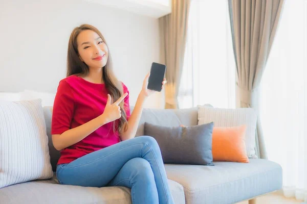 Porträt Schöne Junge Asiatin Benutzt Smartphone Auf Sofa Wohnbereich Schlafzimmer — Stockfoto