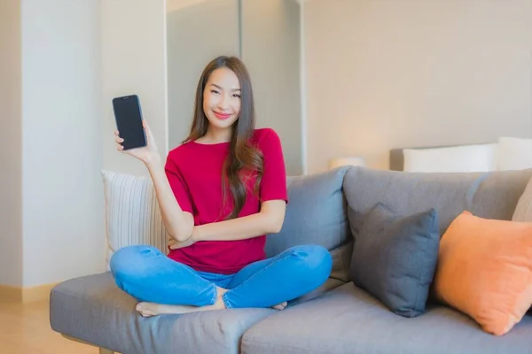 Retrato Hermosa Joven Mujer Asiática Utilizar Teléfono Móvil Inteligente Sofá — Foto de Stock