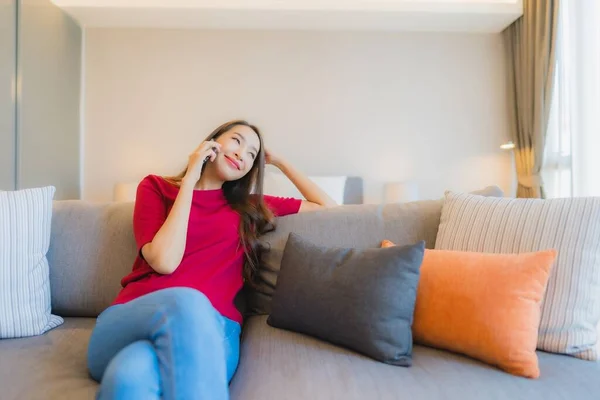 Retrato Hermosa Joven Mujer Asiática Utilizar Teléfono Móvil Inteligente Sofá — Foto de Stock