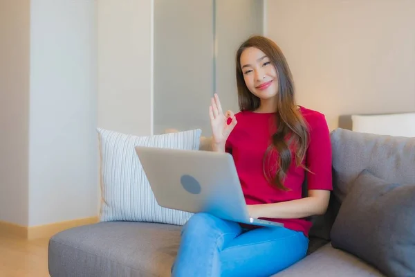 Retrato Hermosa Joven Mujer Asiática Uso Ordenador Portátil Sofá Sala —  Fotos de Stock