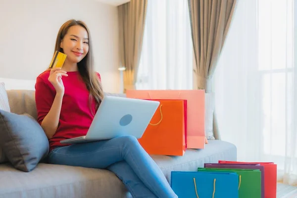 Retrato Bonito Jovem Asiático Mulher Uso Laptop Computador Com Cartão — Fotografia de Stock