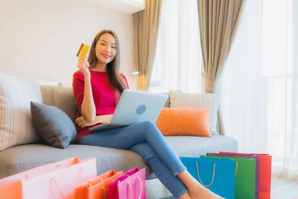 Retrato Hermosa Joven Mujer Asiática Uso Ordenador Portátil Con Tarjeta —  Fotos de Stock