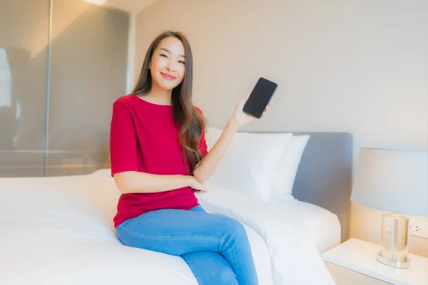 Portré Gyönyörű Fiatal Ázsiai Használ Okos Mobiltelefon Ágyban Hálószoba Belső — Stock Fotó