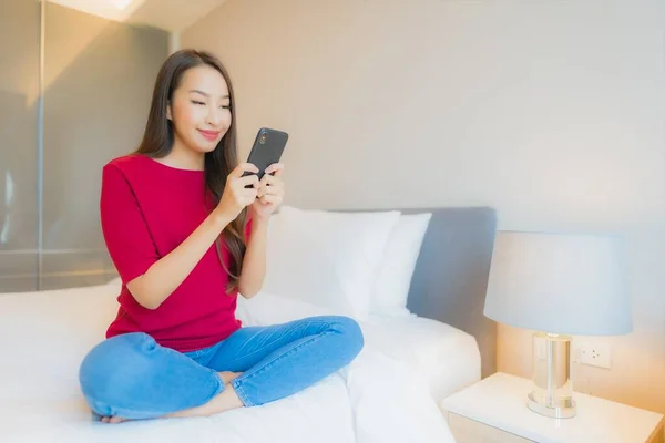 Porträt Schöne Junge Asiatin Benutzt Smartphone Auf Bett Schlafzimmer — Stockfoto